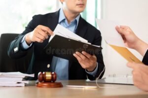 abogado profesional en oficina moderna