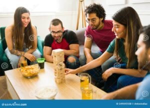 amigos riendo y jugando juntos en sala