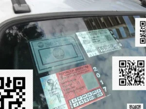 auto argentino con vtv visible en parabrisas