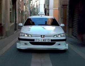 auto taxi en carretera costera argentina
