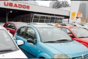 autos usados estacionados en un concesionario argentino