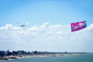 avion sobre costa mar del plata playa