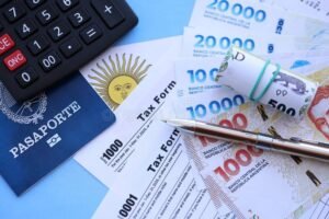 billete argentino y calculadora sobre escritorio