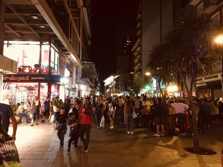 Qué ofrece la calle peatonal de Mar del Plata para turistas 1 calle peatonal concurrida mar del plata turistas