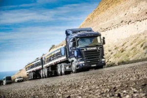 camiones de carga en paisaje de tierra del fuego