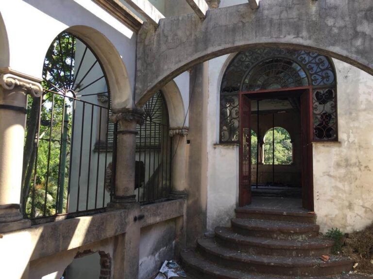 casa antigua abandonada en barrio argentino