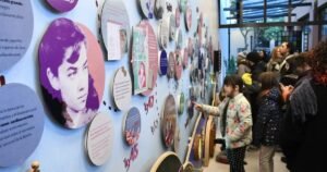 casa de maria elena walsh fachada jardin arboles