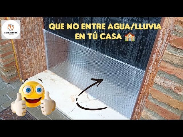 casa inundada con agua entrando por puerta