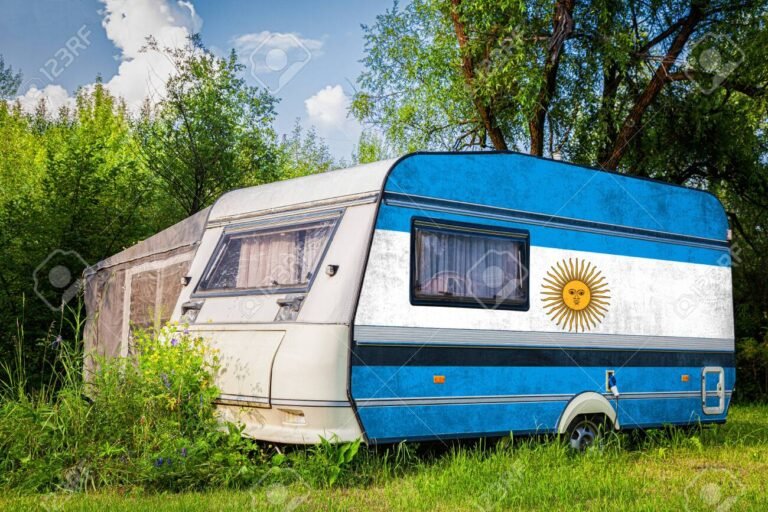 Dónde alquilar una casa rodante en Buenos Aires para viajar 2 casa rodante estacionada en paisaje argentino