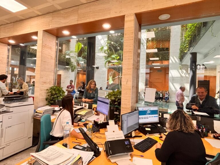 Cómo realizar una denuncia ante Defensa del Consumidor en CABA 2 ciudadanos presentando documentos en oficina publica