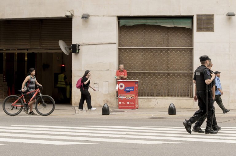 colectivos detenidos en avenida concurrida buenos aires