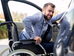 concesionario autos accesibles discapacidad feliz comprador