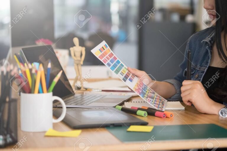 disenador grafico trabajando en computadora creativa