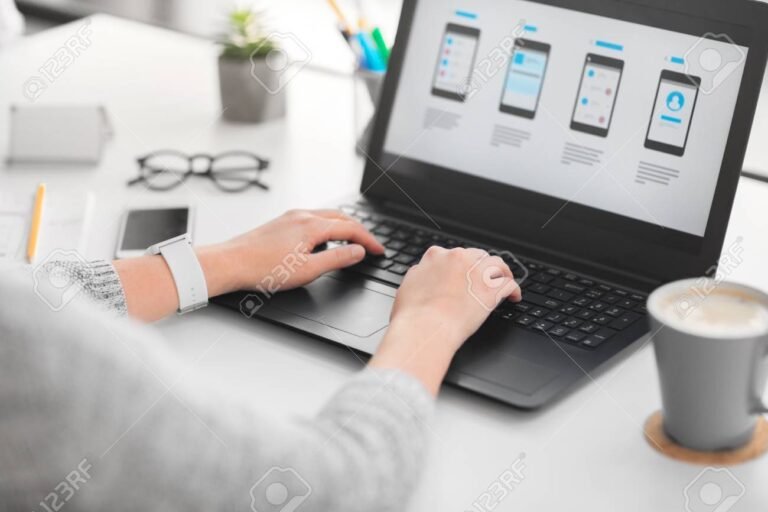 Cuánto sale hacer una página web y qué factores influyen en el precio 3 disenador web trabajando en computadora portatil