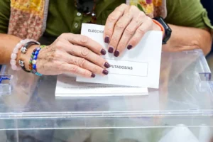 electores depositando votos en urnas separadas