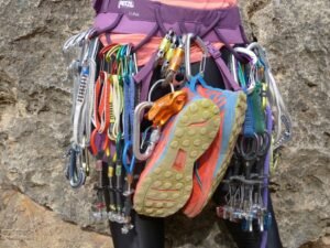 equipamiento de escalada organizado para envio seguro