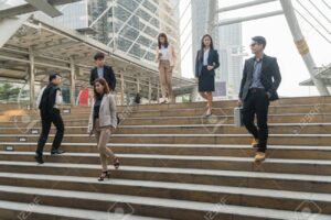 escalera con personas subiendo y bajando