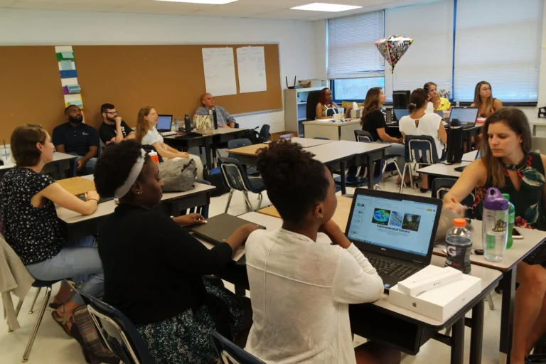 estudiantes en aula de escuela normal