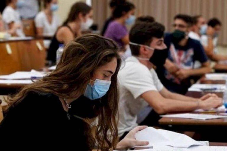 Cuándo me puedo anotar en la UBA para empezar la carrera 4 estudiantes inscribiendose en universidad publica argentina