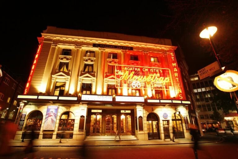 fachada iluminada teatro san martin noche