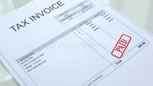 factura con sello de aprobacion y monedas