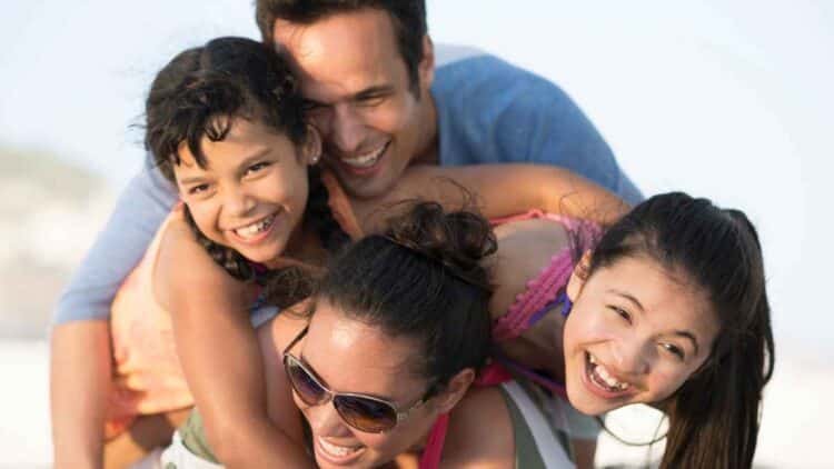 familia feliz recibiendo ayuda economica