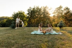 familias disfrutando picnic parque arbolado soleado