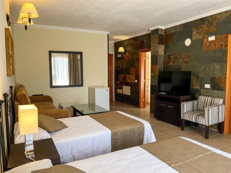 Qué servicios ofrece El San Martín en San Nicolás 2 hotel elegante y moderno en san nicolas