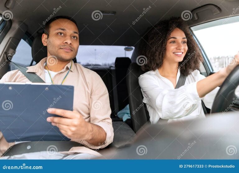 Qué servicios ofrece My Way Escuela de Conductores en Argentina 10 instructor de manejo ensenando en auto moderno