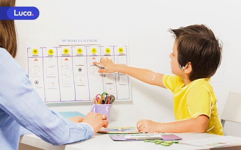 jovenes estudiando con calendario academico abierto