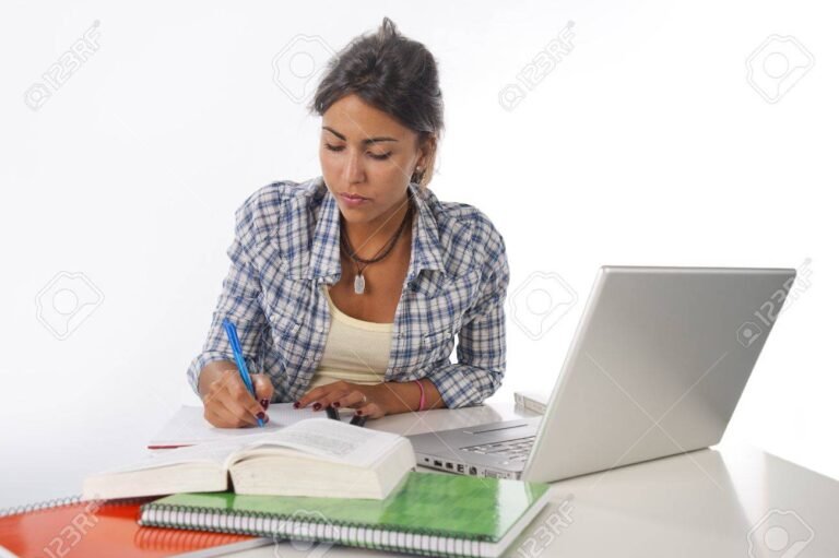 Cuánto Te Pagan Con El Plan Progresar En Argentina 1 jovenes estudiando con laptop y cuadernos