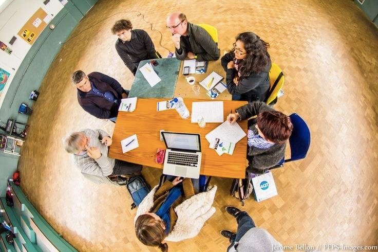 jovenes participando en taller creativo urbanistico