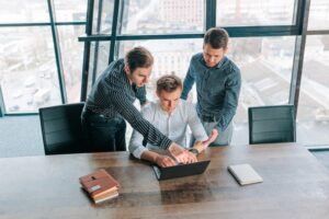 jovenes profesionales colaborando en oficina moderna
