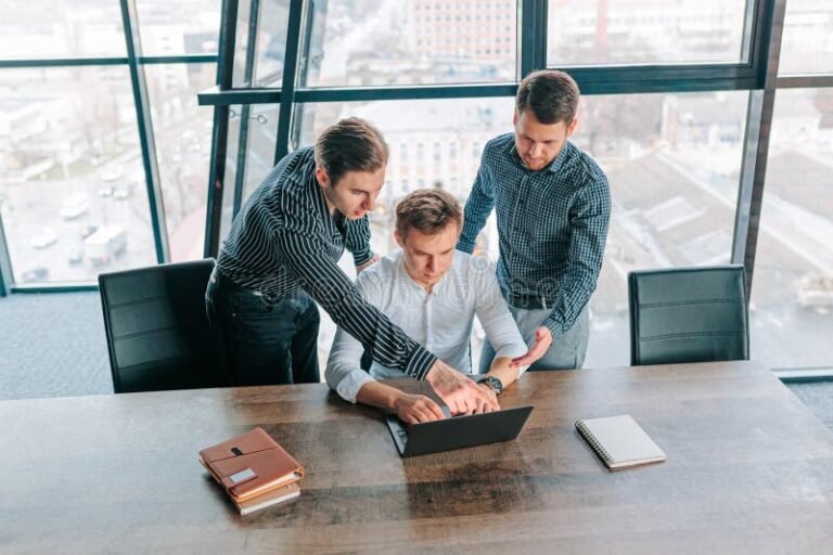 jovenes profesionales colaborando en oficina moderna