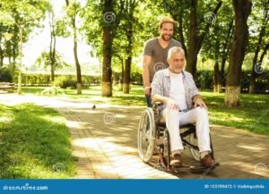 jubilado con hijo discapacitado sonrientes juntos