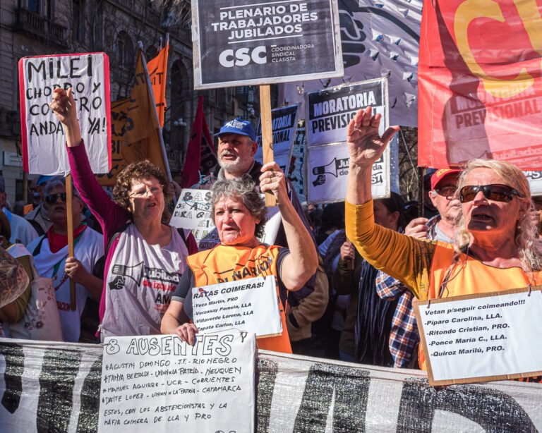 jubilados argentinos recibiendo pensiones actuales