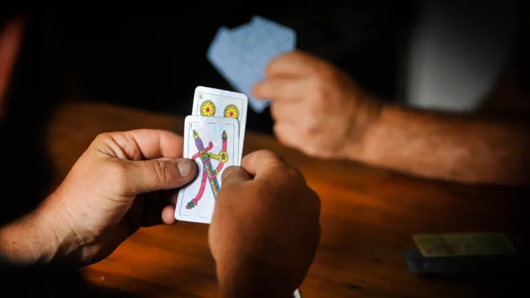 Cuánto Vale Real Envido en Truco y Cómo Se Calcula 2 jugadores de truco con cartas en mano