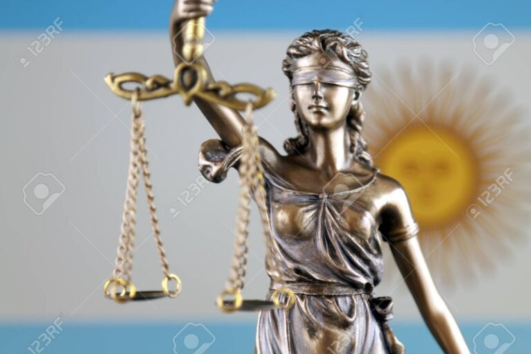 justicia y balanza con fondo argentino