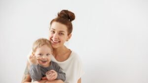 madre con bebe y formulario anses sonriente