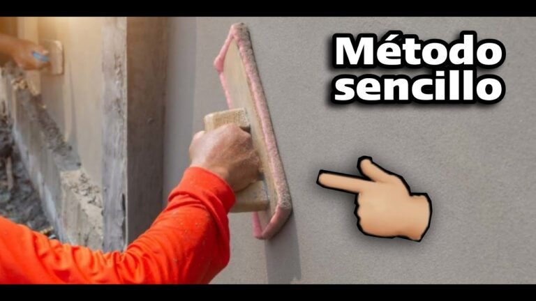 mano aplicando revoque fino en pared exterior