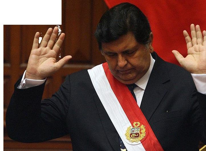 mano entregando billetes argentinos alegremente