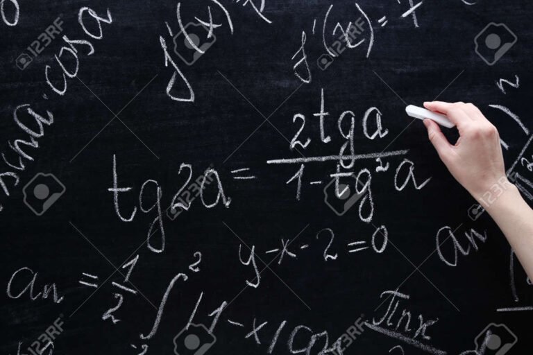 Cómo sacar el valor de X en ecuaciones matemáticas simples 3 manos escribiendo ecuacion algebraica sencilla