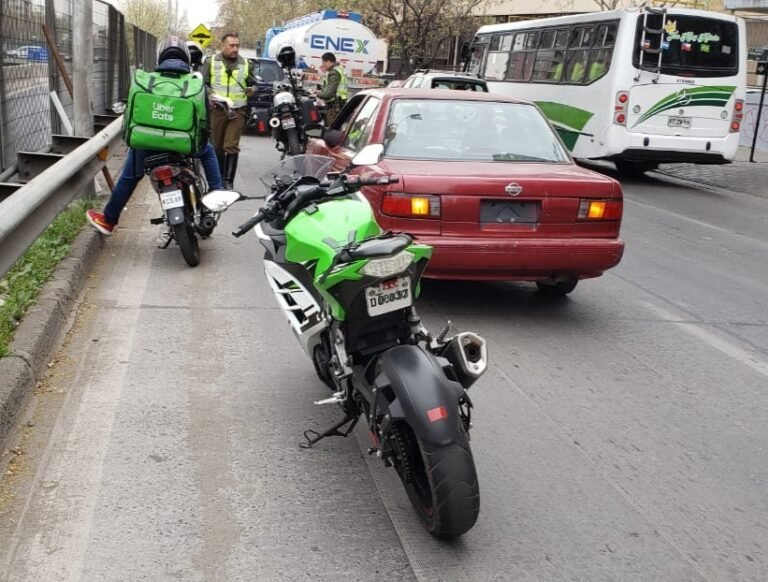 moto estacionada con papeles legales sobre deuda