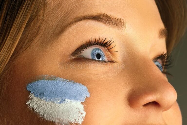 Si una viuda se casa pierde la pensión en Argentina 29 mujer pensativa con fondo de argentina