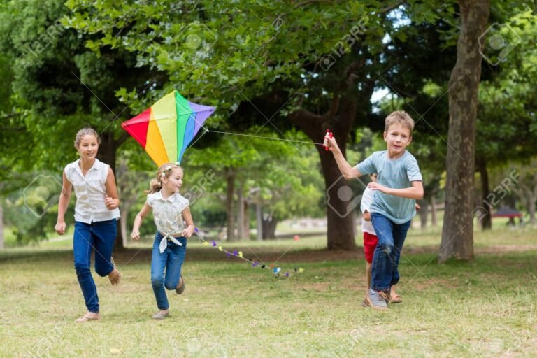 ninos felices jugando en parque infantil