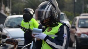 oficial de policia entregando notificacion multa