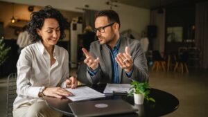 oficina de seguros con asesor conversando cliente