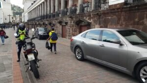 oficina de transito con vehiculos estacionados