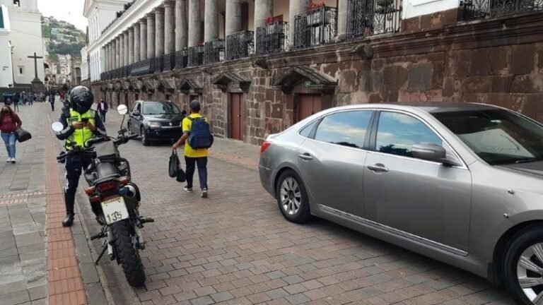 Cómo Saber Si Tengo Multas de Tránsito Pendientes en Argentina 2 oficina de transito con vehiculos estacionados