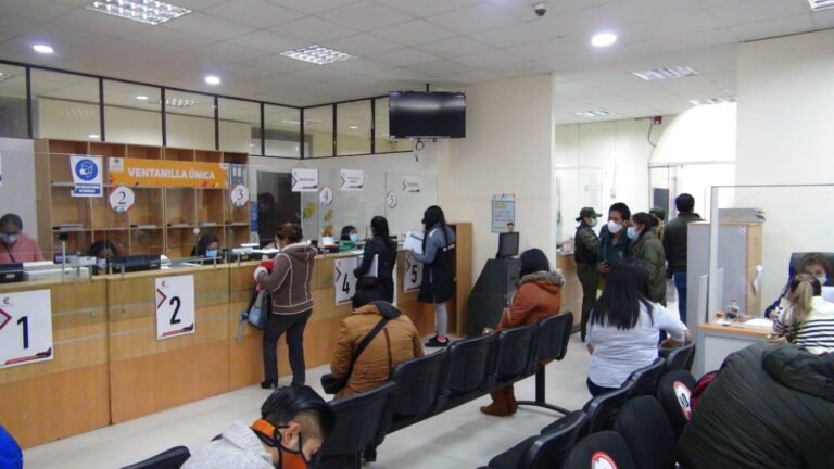 oficina del ministerio de trabajo atendiendo publico